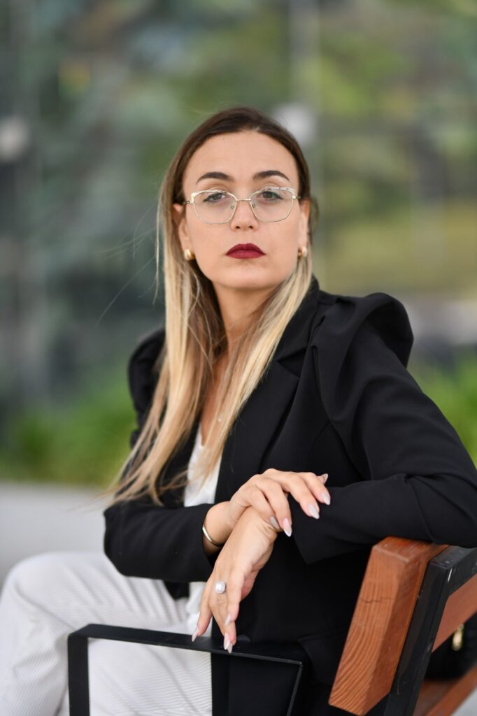 תמונה של עו"ד אלינור יושבת בספסל