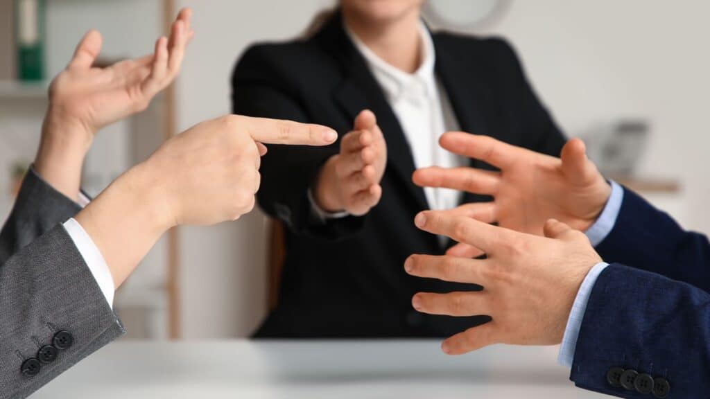 תמונה של עורכת דין עם זוג בשולחן