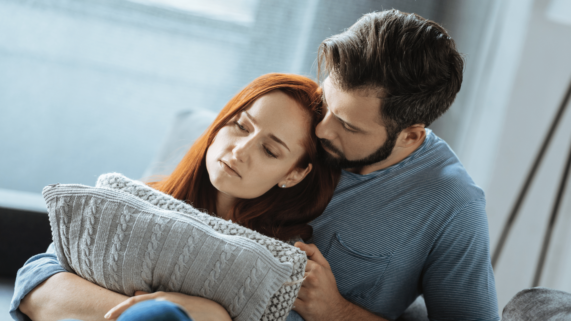 זוג גן ואישה שהוא מחבק אותה והיא תוהה